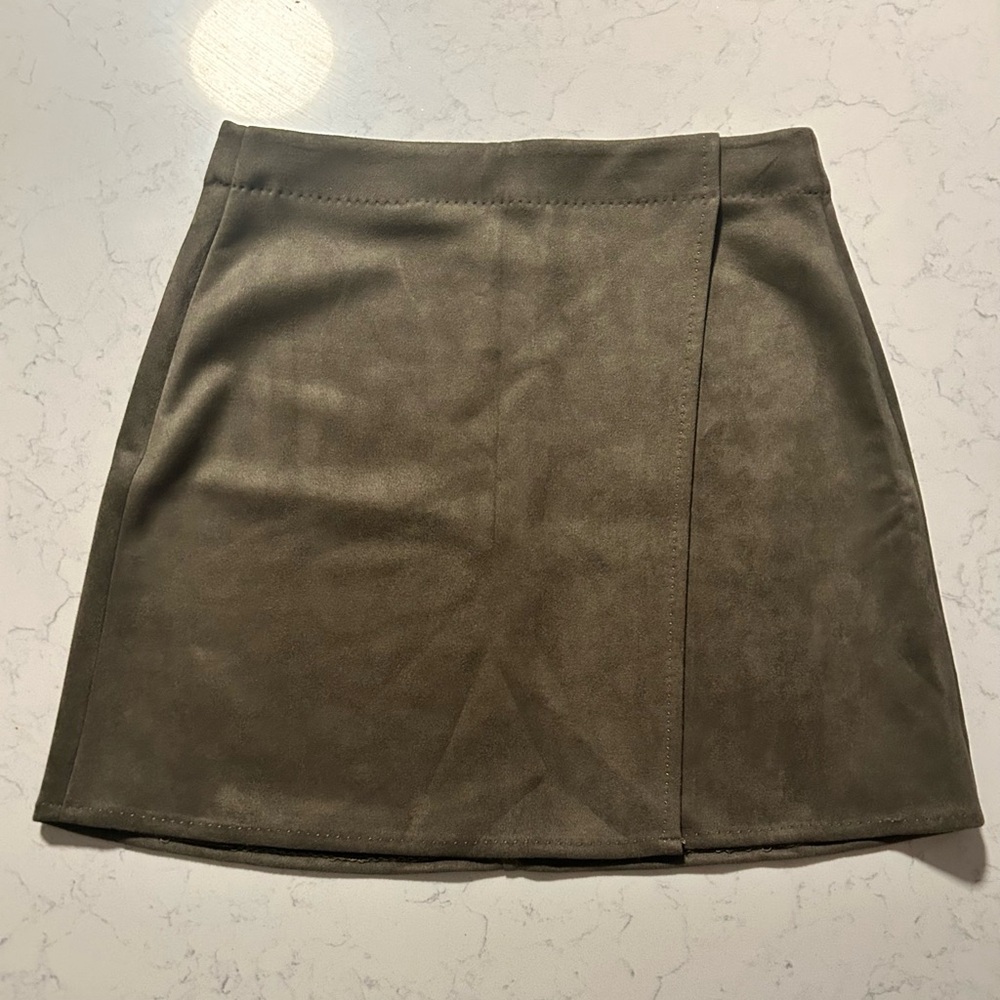 Max Studio London 26”W Faux Suede Wrap Mini Skirt Army Green - Picture 8 of 15